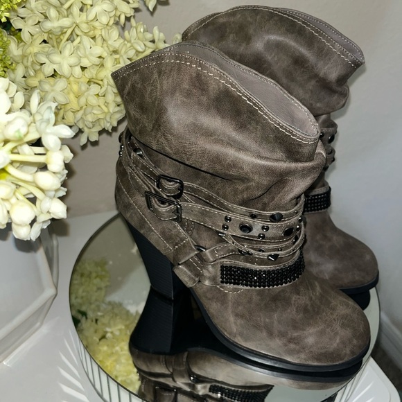 Daisy Fuentes Victoria Short Boots - Picture 5 of 16